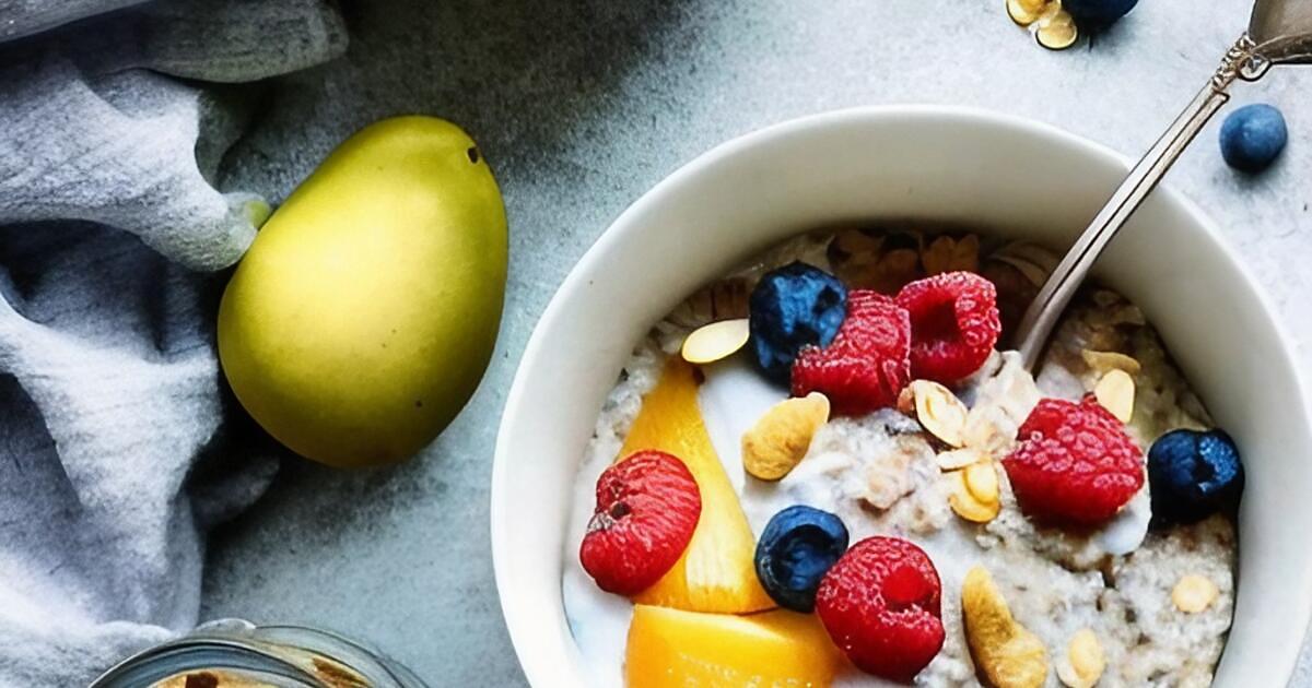 Overnight oats with fruit and nuts is a healthy meal before a BJJ Competition